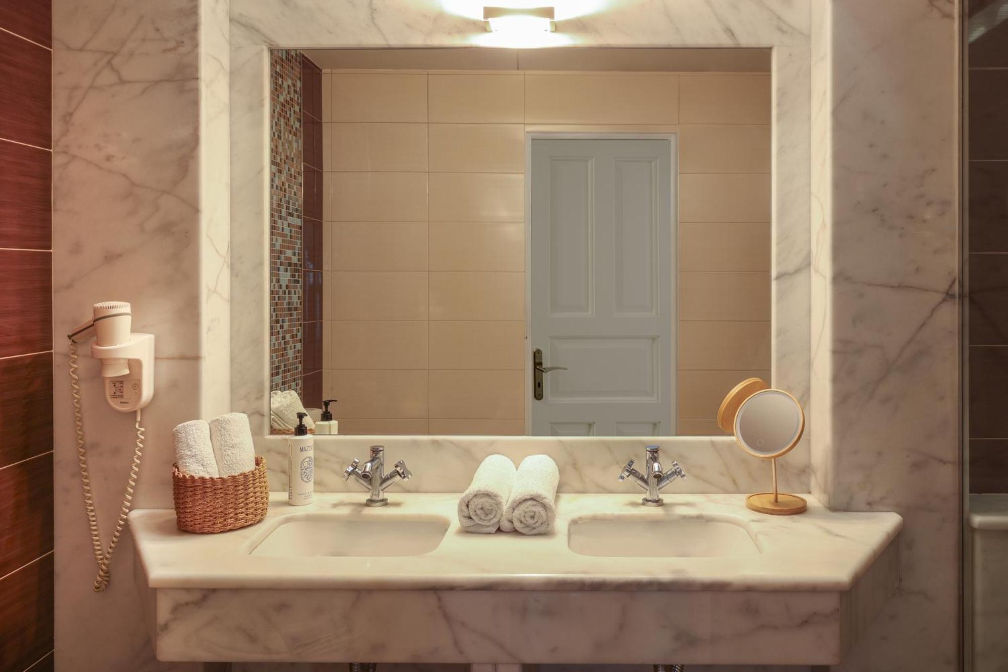 Amity Suites - Adults Only Fira  Bagian luar foto